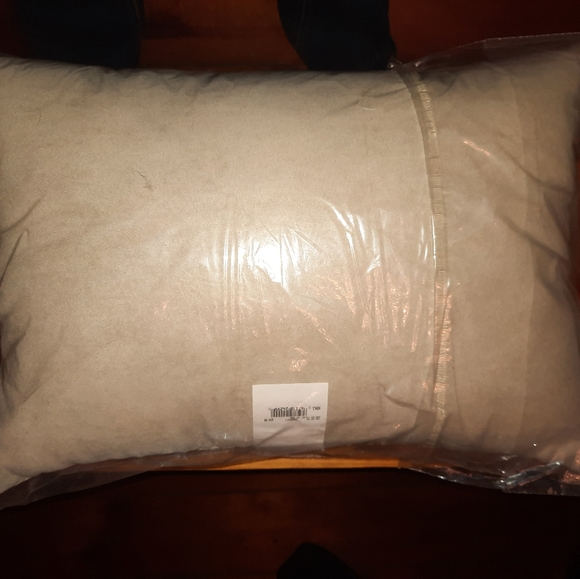 Beautiful decorative throw pillow,NWT - Picture 2 of 3